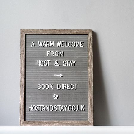 Host & Stay - The Funky Robin Уитби Екстериор снимка